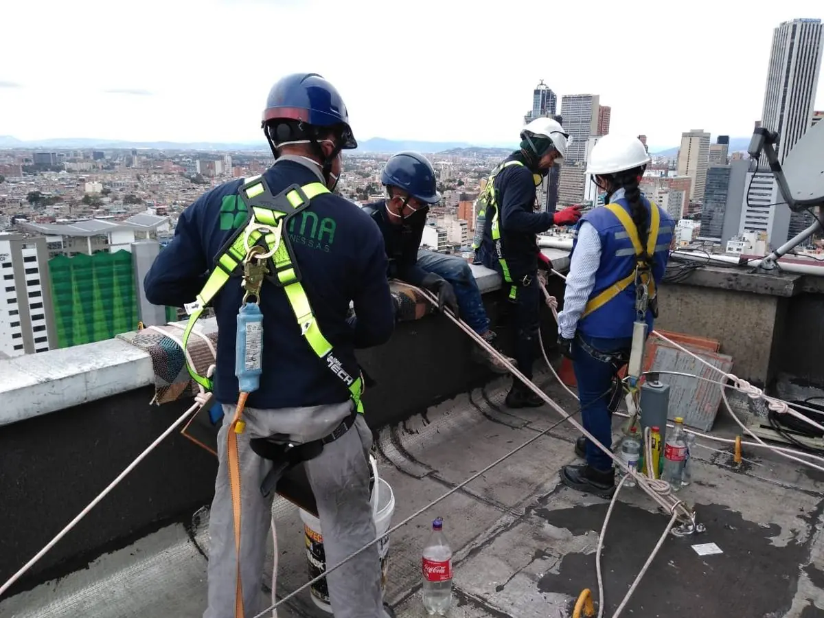 Equipo de SUMA en cubierta preparando trabajo en alturas