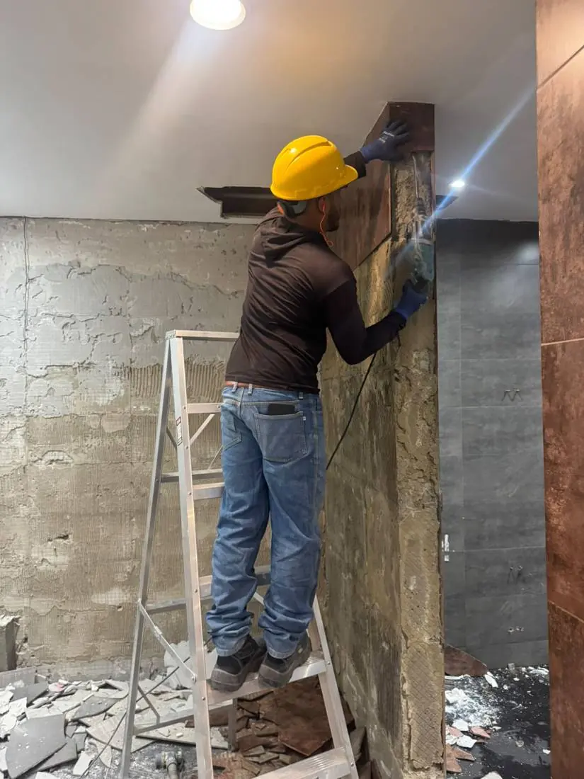 Demolición de enchape para remodelación de baño