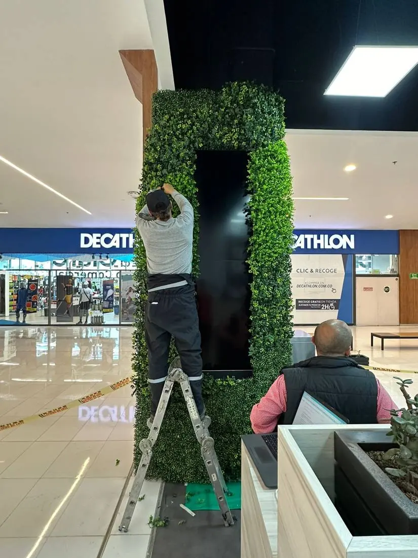Instalación de muro verde en centro comercial