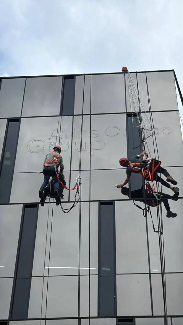 Mantenimiento de fachada con acceso por cuerdas