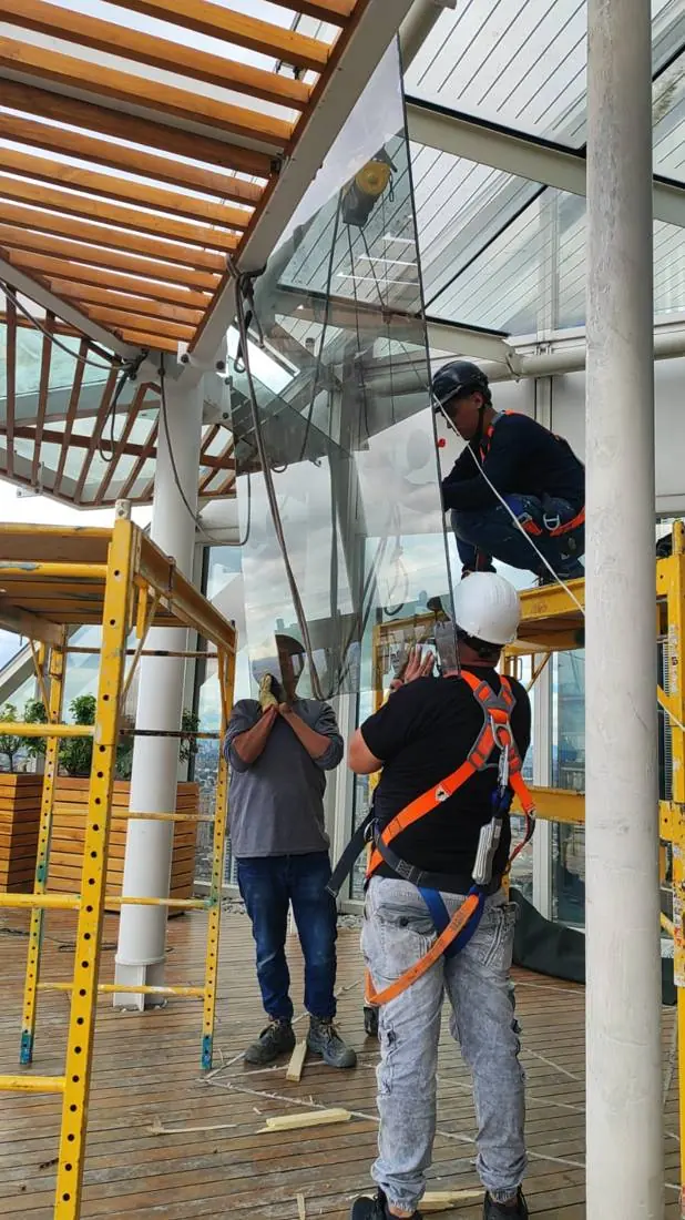 Montaje de panel de vidrio